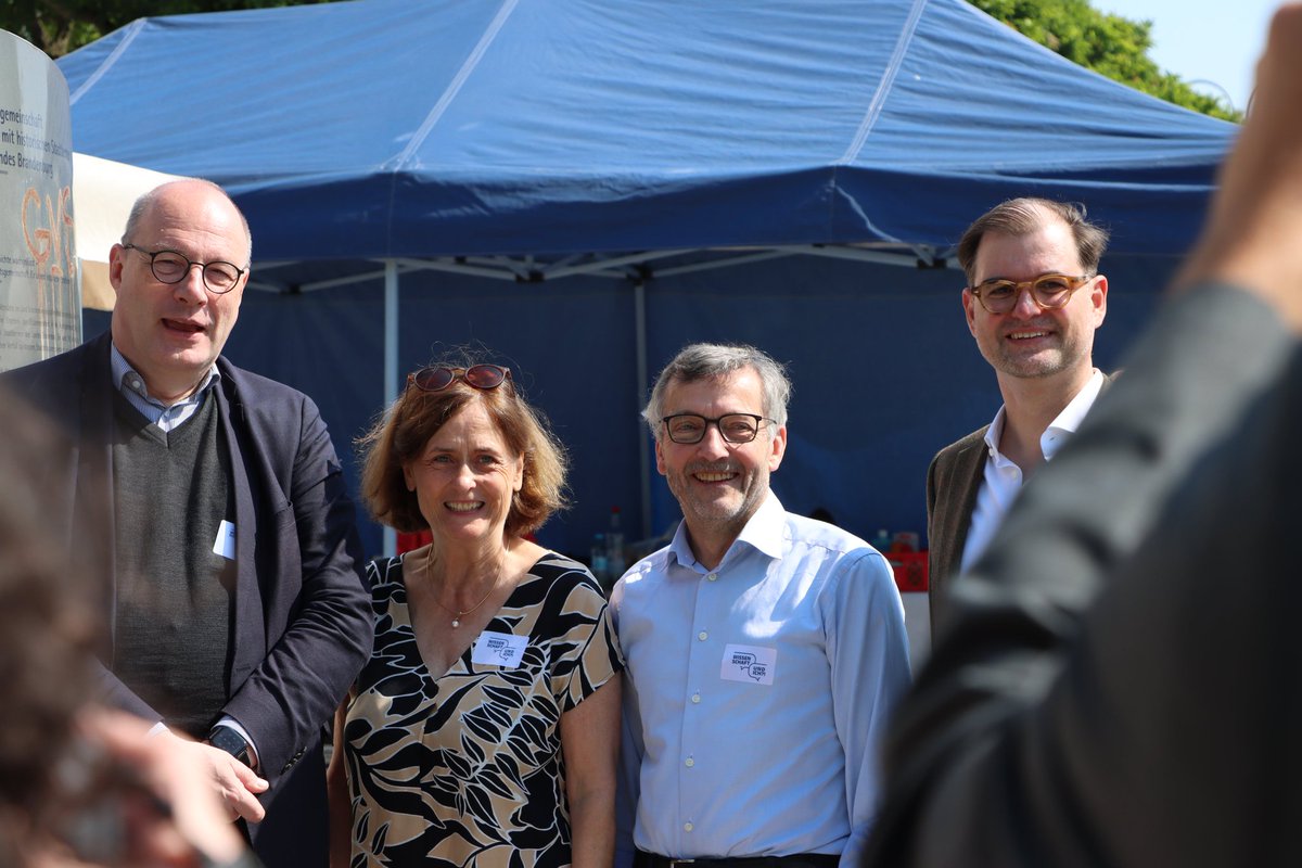 "Wissenschaft und ich?!": Im Juni gingen <a href="/Akademienunion/">Akademienunion</a> @bbaw <a href="/dfg_public/">DFG public | @dfg_public@wisskomm.social</a> und @hrk_aktuell mit Forschenden in Zwickau, Brandenburg/Havel und Gera in den direkten Bürger:innendialog zur Bedeutung von #Wissenschaft im täglichen Leben und für die demokratische Gesellschaft.