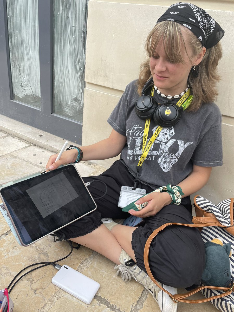 We spent the day in Poitiers and learned about medieval art by visiting Notre Dame la Grande, we let ourselves be inspired and made some sketches of details on the 11th century façade.