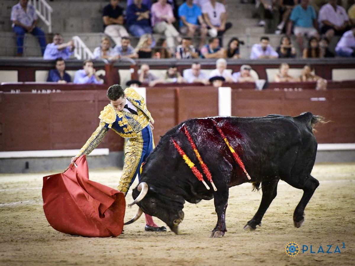 LasVentas's tweet photo. 6️⃣ | Silencio tras aviso para 𝗥𝗨𝗕𝗘́𝗡 𝗡𝗨́𝗡̃𝗘𝗭. Pitos para el último de 𝗖𝗼𝘂𝘁𝗼 𝗱𝗲 𝗙𝗼𝗿𝗻𝗶𝗹𝗵𝗼𝘀.
#LasVentas 🌙#CénateLasVentas https://t.co/wNCCKZMFPO