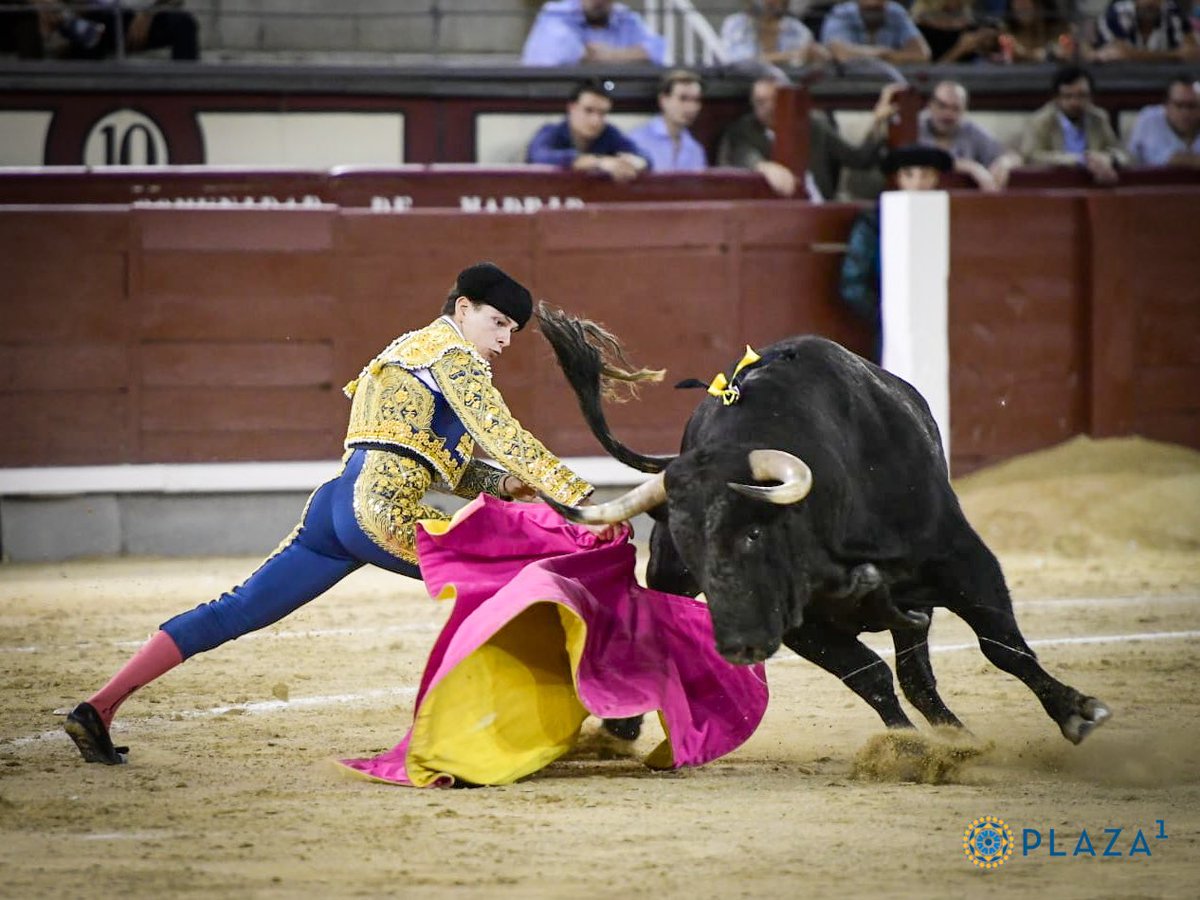 LasVentas's tweet photo. 6️⃣ | Silencio tras aviso para 𝗥𝗨𝗕𝗘́𝗡 𝗡𝗨́𝗡̃𝗘𝗭. Pitos para el último de 𝗖𝗼𝘂𝘁𝗼 𝗱𝗲 𝗙𝗼𝗿𝗻𝗶𝗹𝗵𝗼𝘀.
#LasVentas 🌙#CénateLasVentas https://t.co/wNCCKZMFPO
