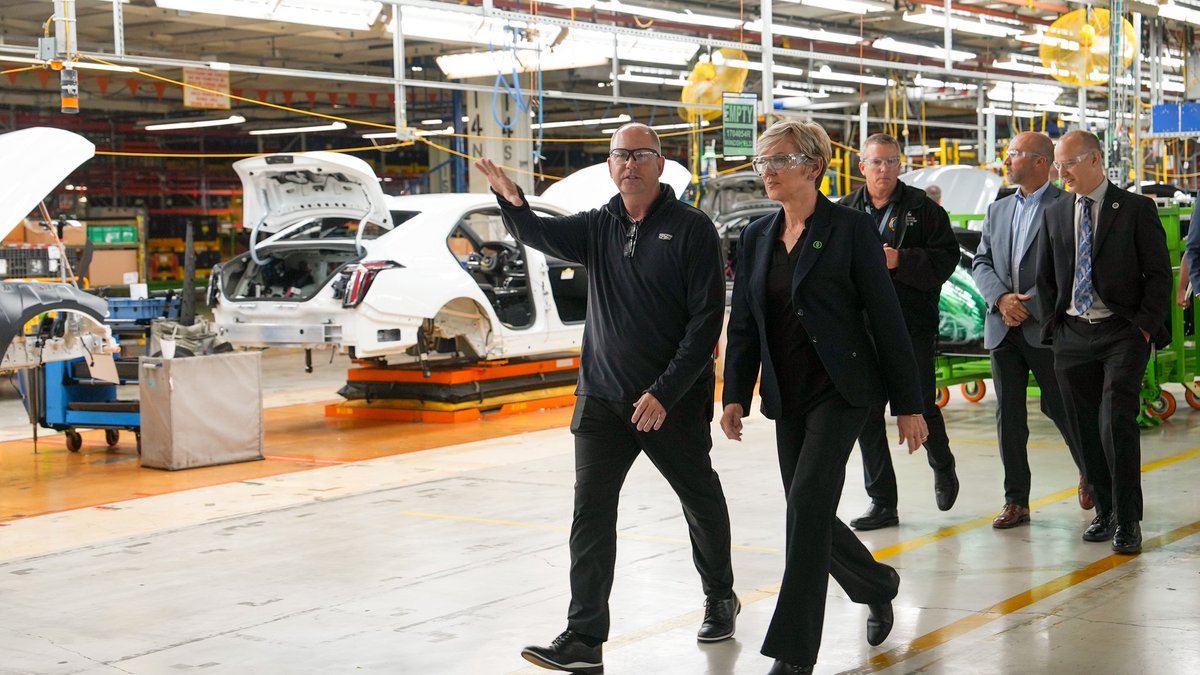 SecGranholm's tweet photo. The future of the auto industry will be American made.

With $500M from @POTUS, @GM's Lansing Grand River Assembly joins a growing network of auto plants reviving U.S. manufacturing.

From Michigan to Georgia, we're investing nearly $2B to retain and create good-paying jobs. 🇺🇸 https://t.co/usAbYXcWlH