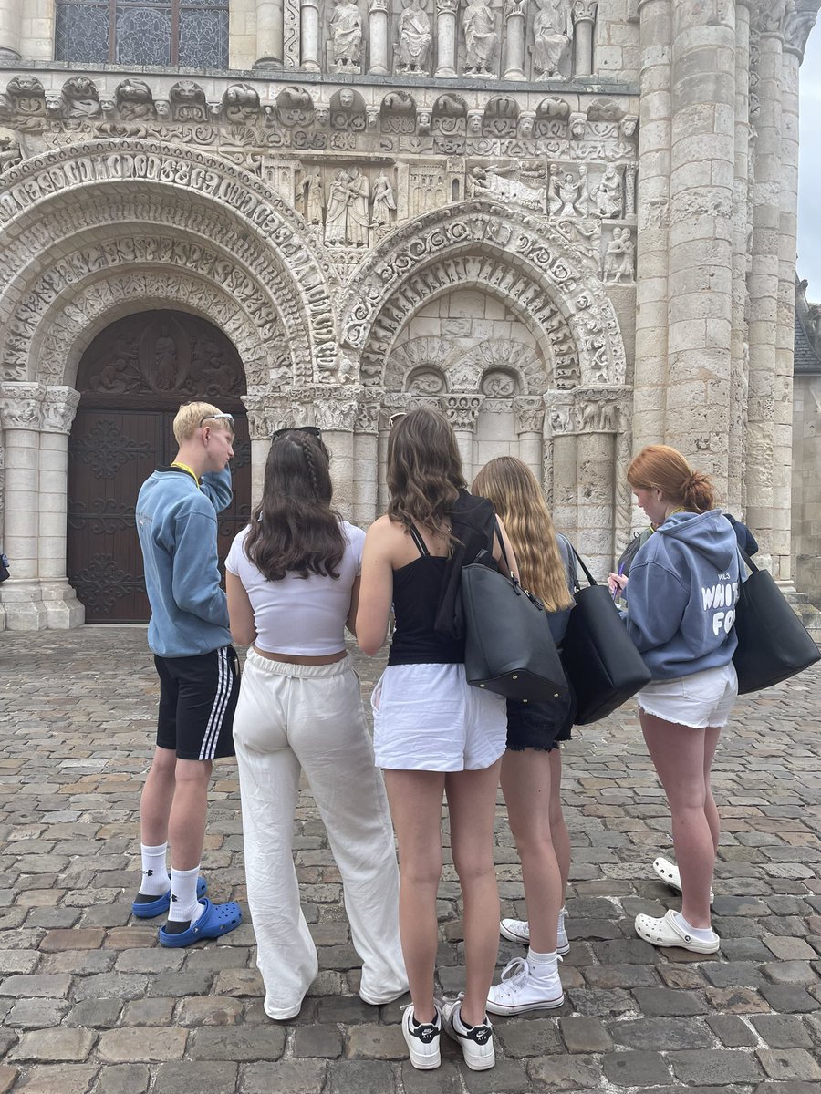 We spent the day in Poitiers and learned about medieval art by visiting Notre Dame la Grande, we let ourselves be inspired and made some sketches of details on the 11th century façade.