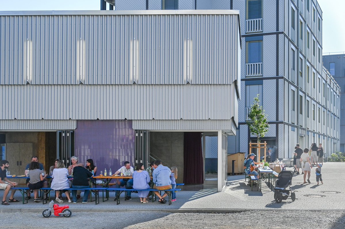 Wohnprojekt FREIHAMPTON: In Freiham hat die KOOPERATIVE GROSSSTADT ein Genossenschaftsprojekt mit 45 Wohneinheiten errichtet, davon 35 im geförderten Wohnungsbau. Ein Pavillon als eigenständiger Baukörper und Scharnier zwischen den beiden Wohnhäusern dient als Gemeinschaftsraum