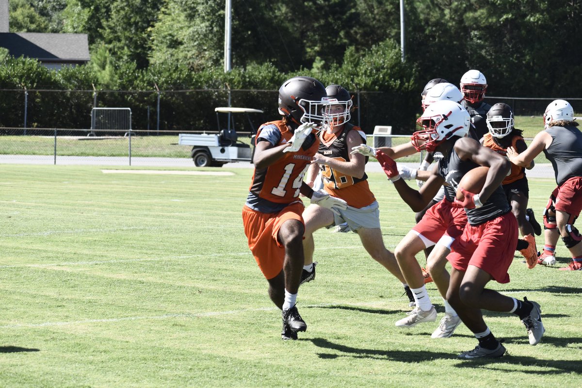 MavLandFootball's tweet photo. A little fun in the ☀️

#made🤘🏾#mauldinsc #differencemakers #WIN https://t.co/bpnAfP2Inm