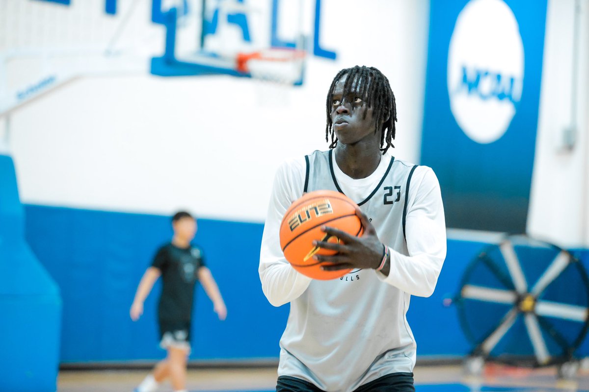 UBuffaloMBB's tweet photo. 👀 FIRST LOOK: Sam Akot
@Sam_Akot | #ALLinGRIT 🤘 https://t.co/TAm1ssLN7c