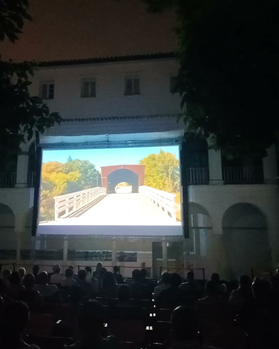 CICUS_'s tweet image. Cerramos #21Grados y el ciclo dedicado a Meryl Streep con un clásico contemporáneo: "Los puentes de Madison" (Clint Eastwood, 1995). 

Disfrutando del #cine al aire libre y en pantalla grande en el patio de #CICUS @unisevilla.