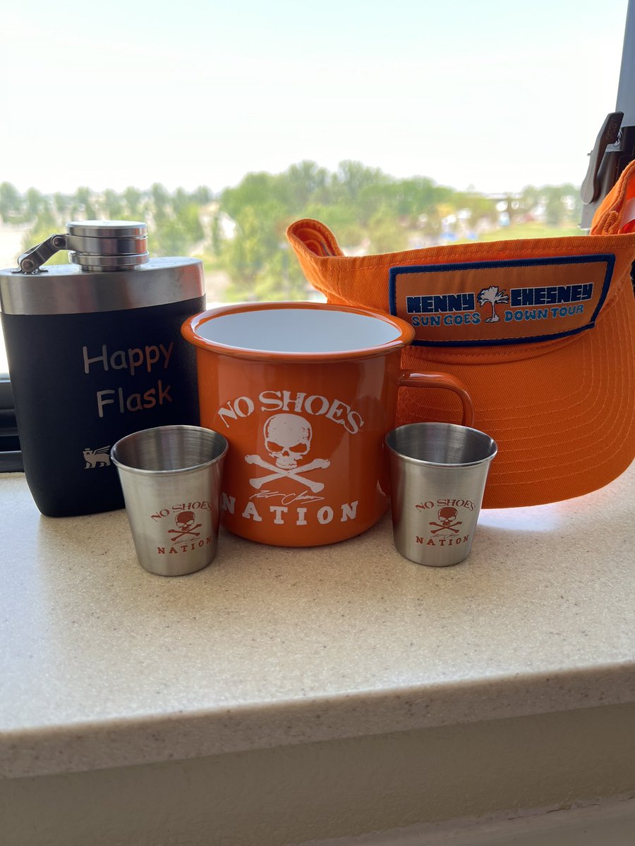 neacie's tweet photo. So ready for tonight!! Kenny Chesney is my happy place! https://t.co/1F48WujURp