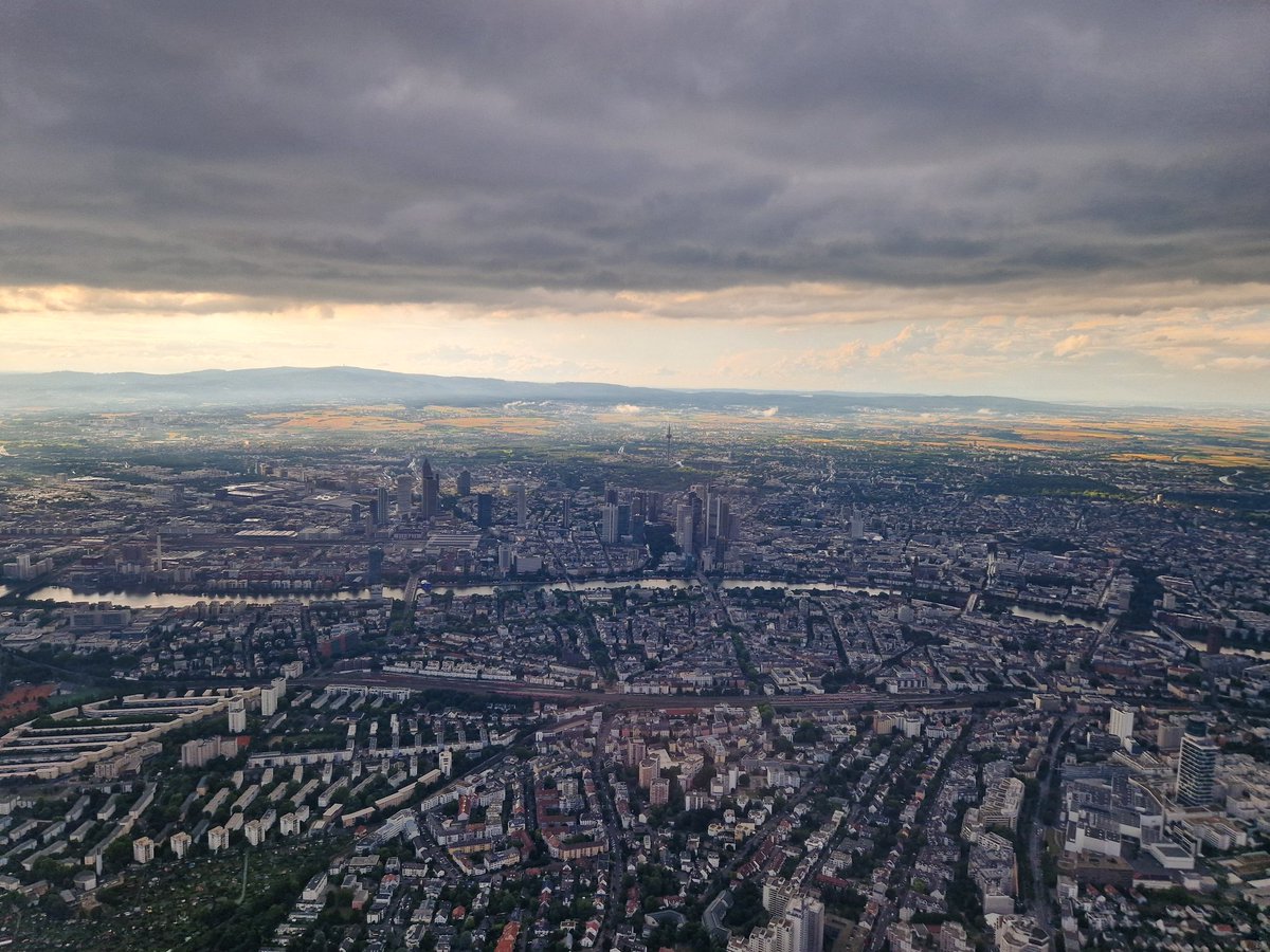 Entgegen anderslautender Gerüchte ist die #Hölle in Frankfurt nicht präsenter als in anderen Städten,  die sich selbst für Metropolen halten.