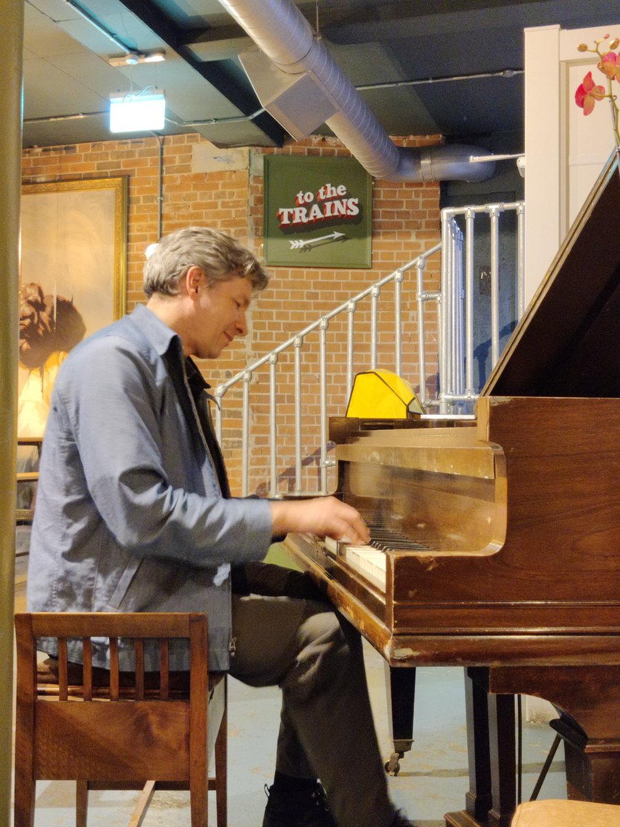 Is there a better way to end the first day of the Vocab Sig conference? I don't think so #BAALVocab24. <a href="/baalvocabsig/">BAAL Vocab SIG</a> <a href="/antlabjp/">Laurence Anthony</a>