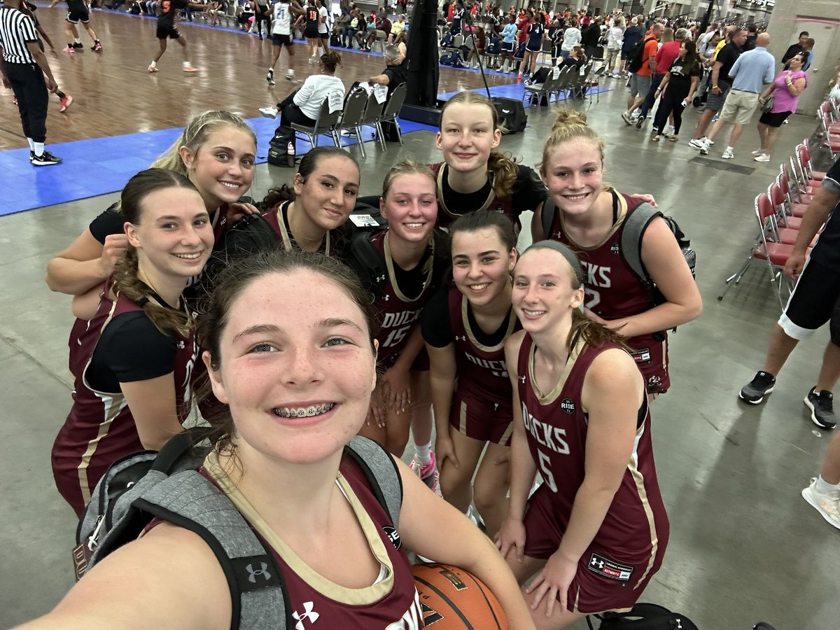 mdell74's tweet photo. Great first day @TFNsRun4Roses for our @MTEliteDucks 2025 UARise Tanzanite team.  Solid win in front of 20+ college coaches on our baseline.  Total team win, looking forward to day 2! #MTEDFamily #EarnIt #WhereYouPlayMatters https://t.co/hTqCm0NMbT