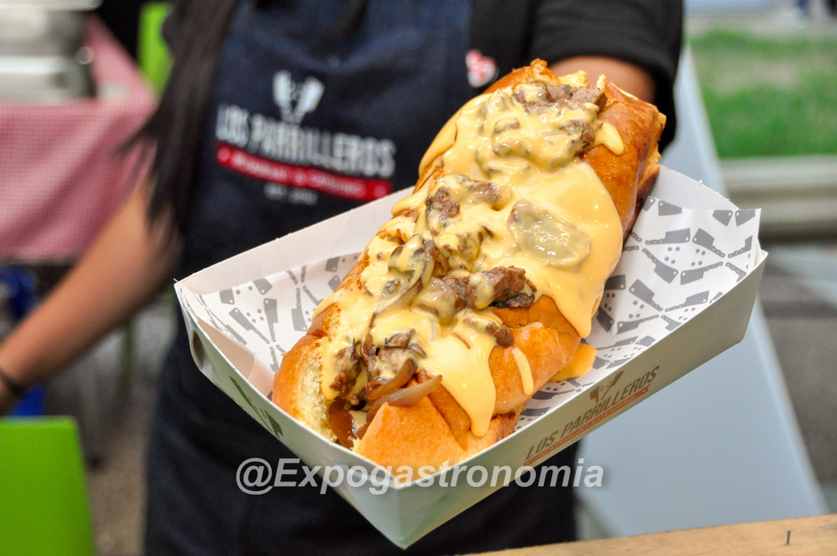 El famoso Philips Steak Sandwich con queso fundido, una delicia presentada por <a href="/losparrilleros/">Los Parrilleros</a> (IG) en nuestra edición de 2019 en Plaza Altamira.
#evento #gastronomia #expogastronomia #caracas