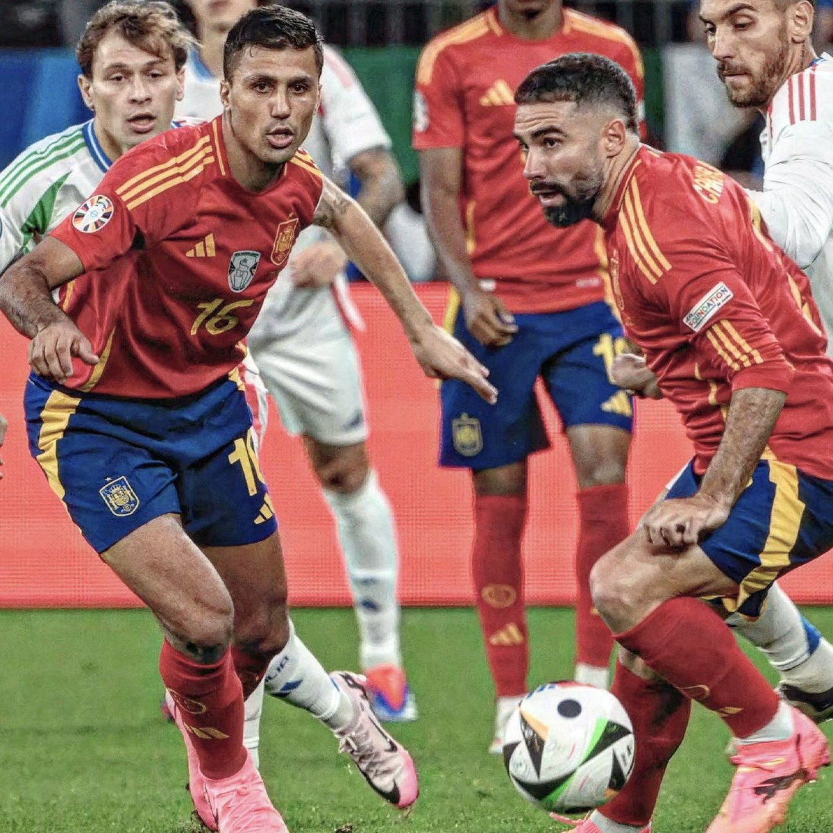 RMCF_Minuto93's tweet photo. 💥🇪🇸カルバハルがロドリをマドリーに勧誘

カルバハル『僕はロドリにマドリーと契約するように毎日言っている。マンチェスターには太陽はないから、マドリーに来るようにね。彼はマドリード出身で、マドリーは彼を必要としている。彼はマドリーに完璧にフィットするだろう』

ソース @tjcope https://t.co/CWo6RJ7jPS