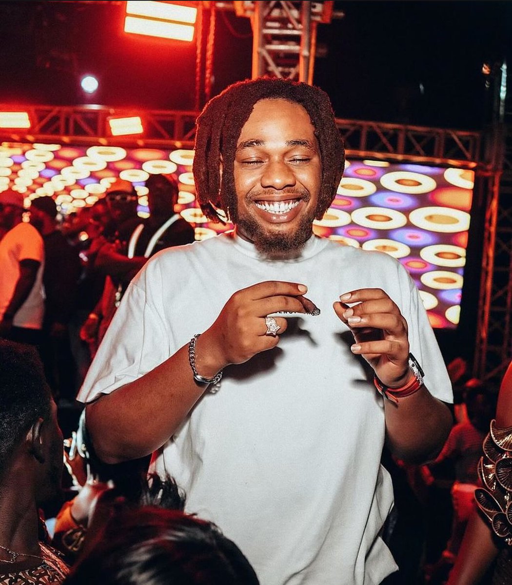 tavesthegreat's tweet photo. Words can’t describe how much this man means to me and even if i tried to explain una no go fit understand. From day 1 he saw something in me that no one else did and turned me into what I am today. The version of me you’re about to experience wouldn’t exist without him.❤️ https://t.co/WmZlCgXsPW