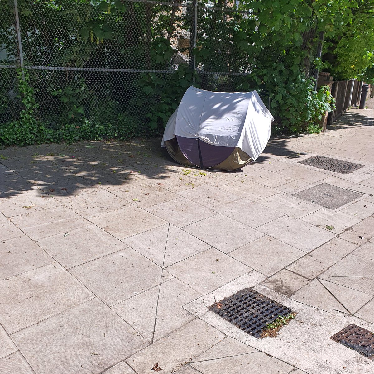 realhackneylife's tweet photo. @alastairis @HackneyLabour @HackneyPSC @hackneygreens @alastairis u seem to be looking for something to put your energy into... #tent @ #hackney #downs still here. Why dont you help? While u r busy with #elections &amp; global issues, we have been dealing with this. No help from u, or @hackneycouncil. Wake up &amp; help local residents https://t.co/AczX6pXETx