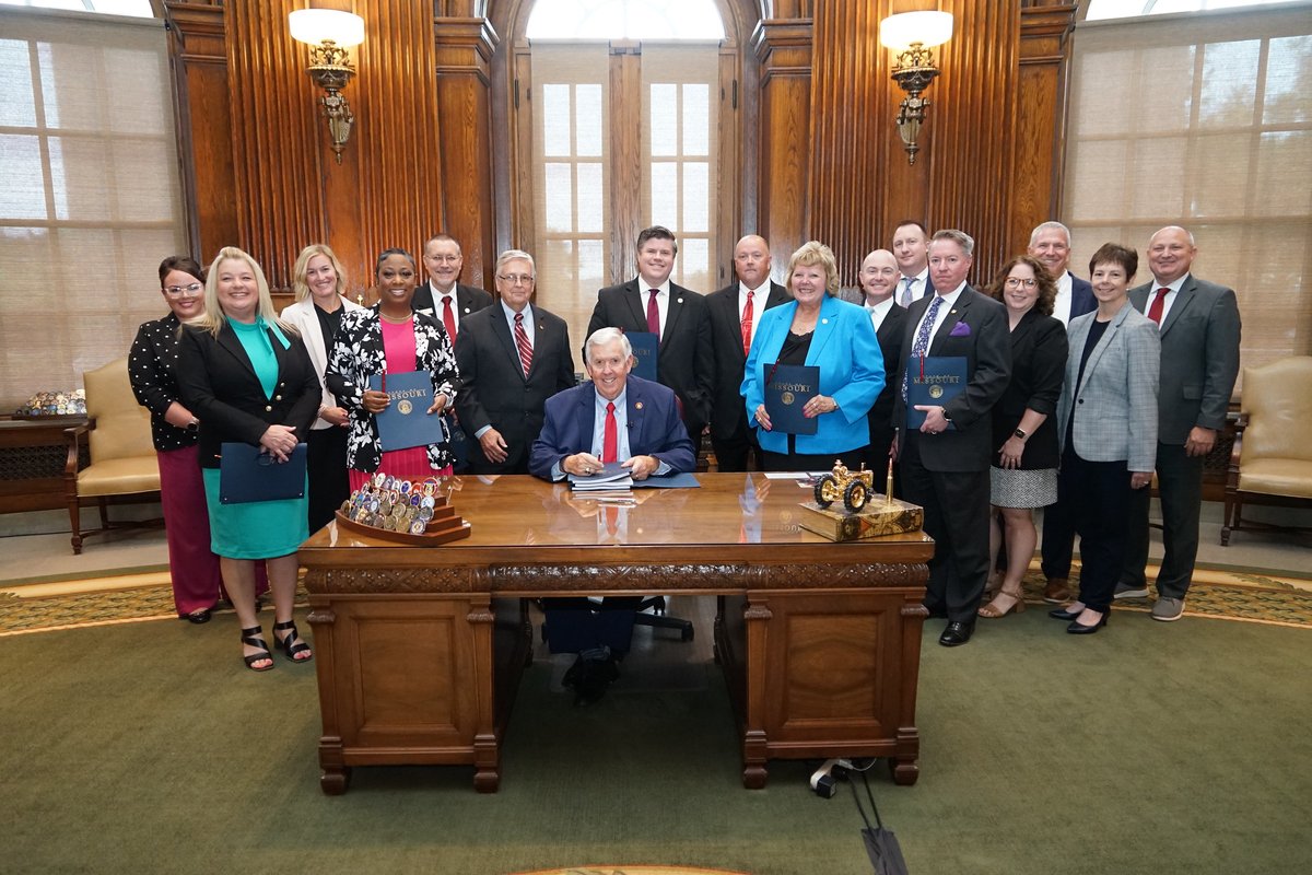 mobankers's tweet photo. A great day for the banking community today as @GovParsonMO signed legislation with several MBA-priority provisions. MBA is extremely proud of the legislative success we had this year. Thank you to our members for their engagement with lawmakers. #moleg https://t.co/4PyeVIwYZd