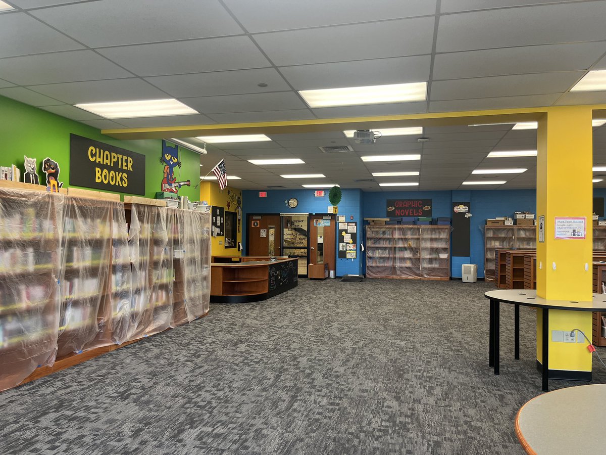 New carpet is in ❤️❤️❤️

Now it’s time to unpack all the books 📚