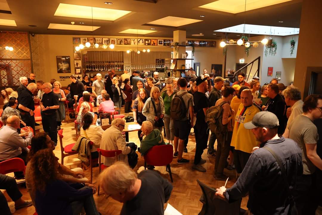 TrussAaron's tweet photo. We made our first steps towards Save @Bromley_PH Picturehouse 🎬
I'm incredibly touched by the 300+ attendees who turned up to learn, contribute and to listen to this daft sod old lead the committee. Your words and positive actions are inspiring 🙏
#savebromleypicturehouse https://t.co/zk5nz3YOSY