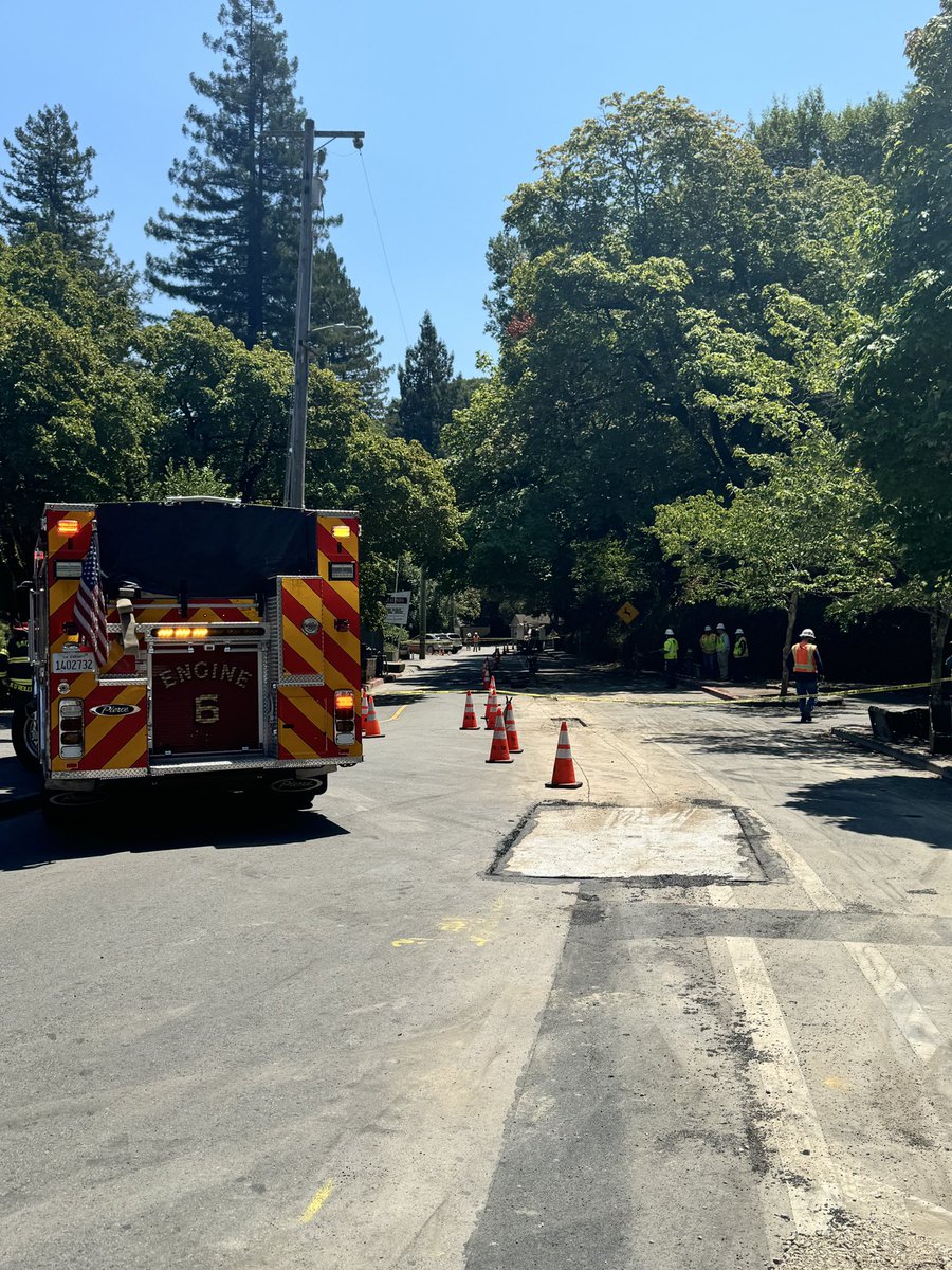 MillValleyPD's tweet photo. ***UPDATE***
 
The gas leak has been resolved at 77 Miller Ave. Inbound traffic on Miller Ave is open to the public.  The outbound lane is closed due to construction maintenance.  Thank you PG&amp;E and SMFD for your assistance! https://t.co/MM0Ewe41wF