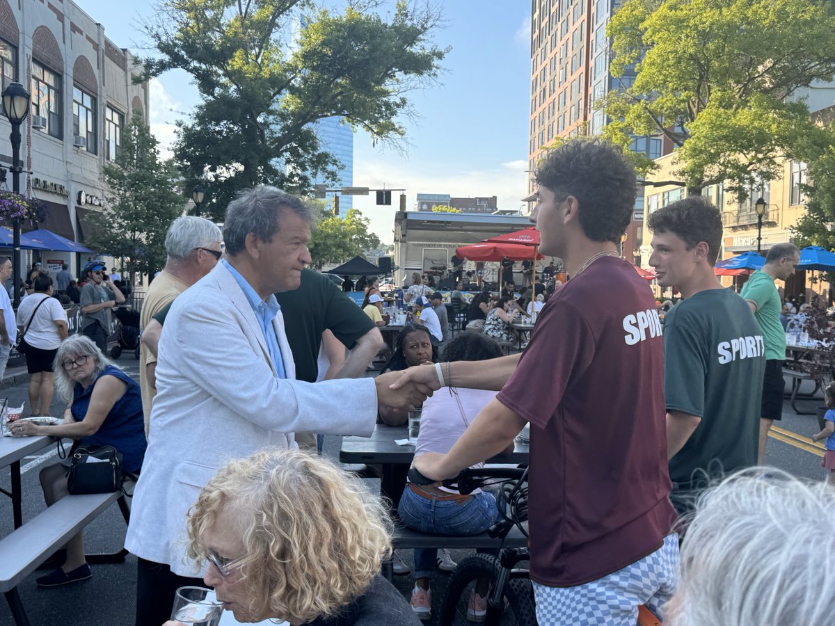 The County Executive, <a href="/LatimerforNY/">George Latimer</a> greeting some young constituents at #RockTheBlockWP, the ultimate summer hotspot for food, music and fun! 

Be sure to check out the next Rock the Block event, coming up on August 14th! Visit wpbid.com/events/rock-th… for more!
<a href="/WhitePlainsBID/">White Plains BID</a>
