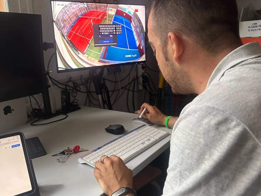 📹Sistema de videovigilancia en las instalaciones de 𝗣𝗶𝗰𝗸𝘆 𝗣𝗮́𝗱𝗲𝗹 𝗔𝗿𝘀 en el 𝗖𝗹𝘂𝗯 𝗣𝗼𝗹𝗶𝗱𝗲𝗽𝗼𝗿𝘁𝗶𝘃𝗼 𝗘𝗹 𝗘𝗻𝗰𝗶𝗻𝗮𝗿 de 📍#Cáceres.

👨🏻‍💻👩🏼‍💻Control en tiempo real de lo que sucede en todas las pistas del club.  

¡Y a jugar!🎾🎾🎾🎾