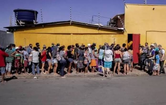 PedroRonchi2's tweet photo. A nova fake bolsonarista é que foi o Partido do Bolsonaro o responsável pela isenção da carne na cesta básica. Ué, se fosse assim por que não fizeram no governo Bolsonaro enquanto o povo fazia fila para comprar osso e catava comida no caminhão de lixo? https://t.co/13KpJuFNjI