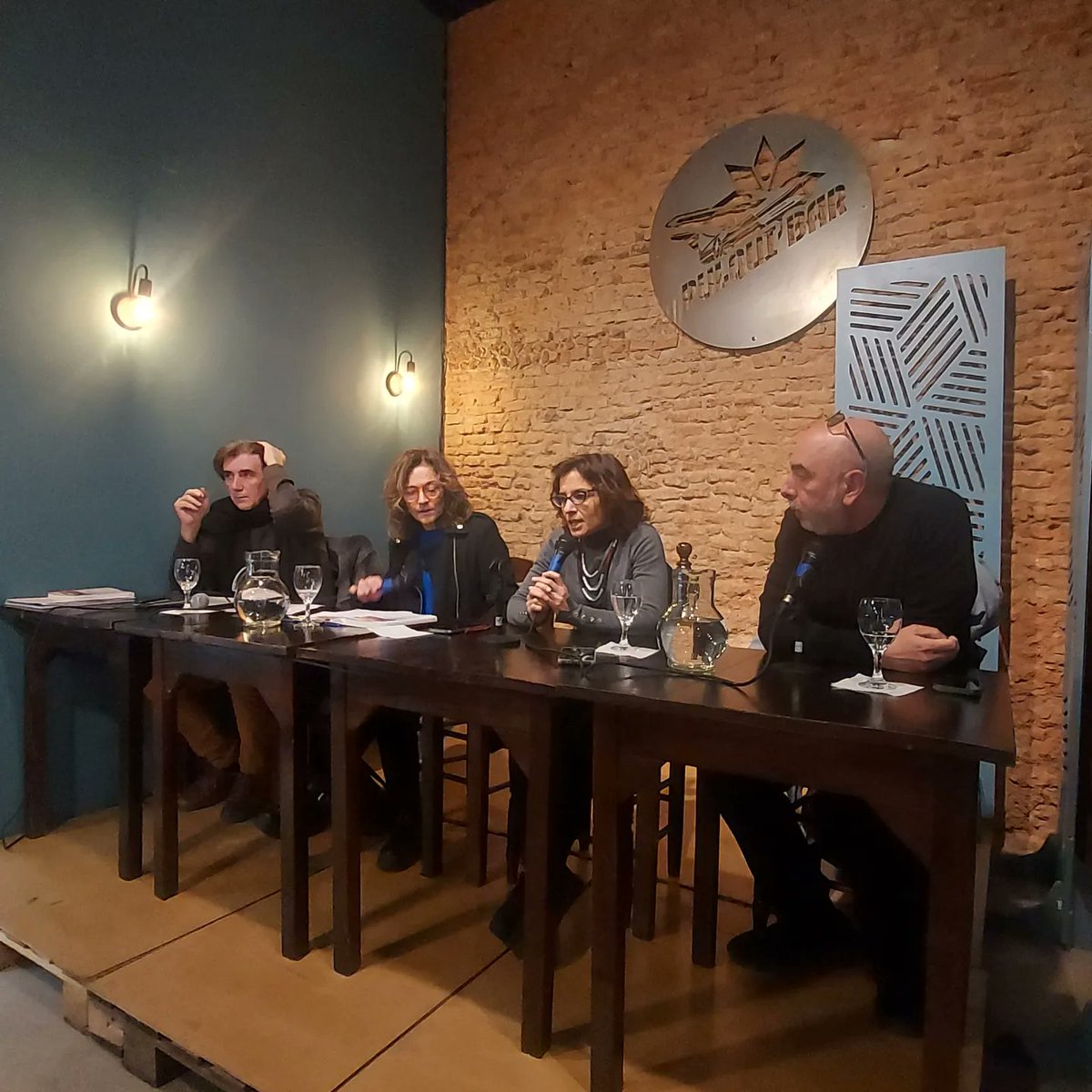 RevistaPPV's tweet photo. ((AHORA))

Comenzó la presentación del libro "Nosotros contra ellos" en el @elpulquibar 
Con les autores del libro Ernesto Calvo y @nataliaaruguete .
Con los comentarios de #DanielRosso y la moderación de @AnaCacopardo

#fakenews #libro #nosotroscontraellos https://t.co/imN7YEwPPh