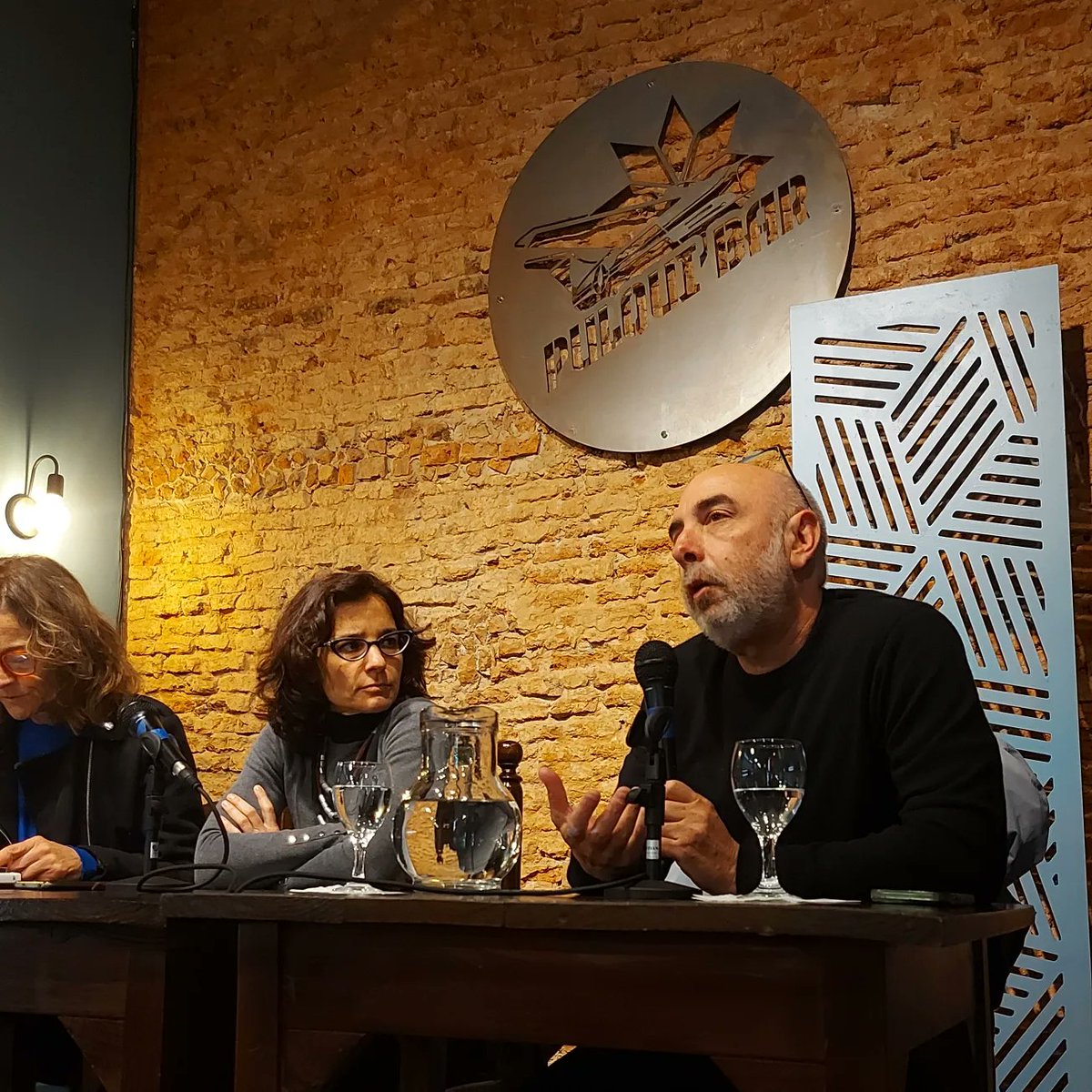 RevistaPPV's tweet photo. ((AHORA))

Comenzó la presentación del libro "Nosotros contra ellos" en el @elpulquibar 
Con les autores del libro Ernesto Calvo y @nataliaaruguete .
Con los comentarios de #DanielRosso y la moderación de @AnaCacopardo

#fakenews #libro #nosotroscontraellos https://t.co/imN7YEwPPh