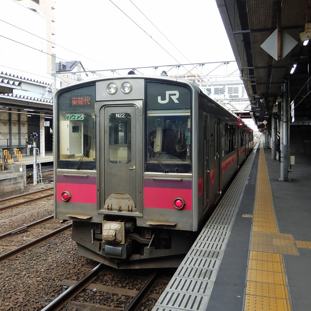 GreenwaterST's tweet photo. 秋田駅で発車を待つJR東日本701系N22編成普通東能代行2連

秋田駅から奥羽本線で北上した時に乗ったのが普通東能代行でした。車両は東北ローカル電化の顔701系のN22編成。もう30年以上活躍しているベテランさんです。 https://t.co/z1H1Wetkqd