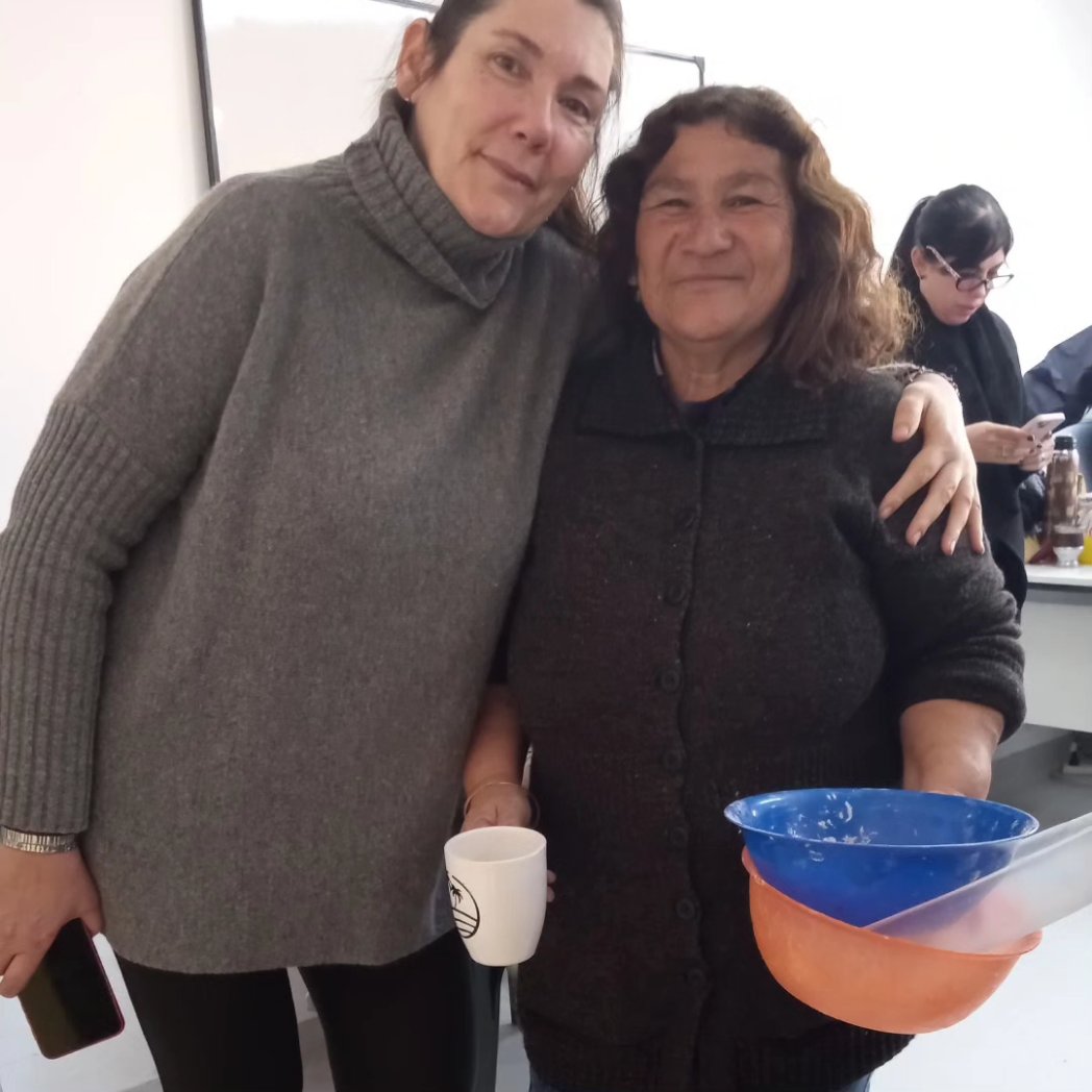 toniolo_marcela's tweet photo. Hoy en el #Cap8 junto a la Nutri y a la Comunidad de #CapitánBermudez aprendimos a cocinar pan casero.
Linda tarde compartida 🥖👬👫💪🏼🧑🍳
Momentos que nos hacen bien 🌈❤️
#Caseros https://t.co/x9lQNJxbKZ