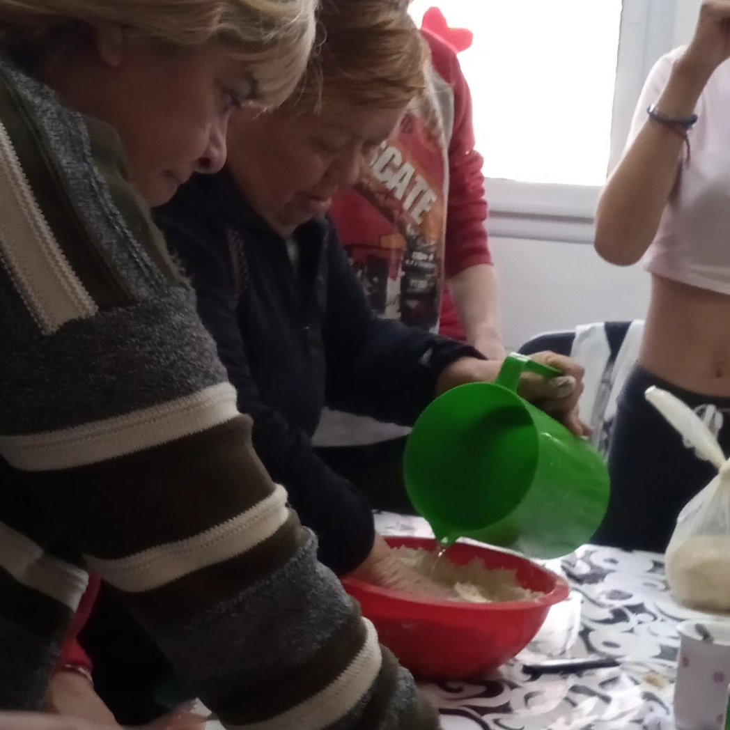 toniolo_marcela's tweet photo. Hoy en el #Cap8 junto a la Nutri y a la Comunidad de #CapitánBermudez aprendimos a cocinar pan casero.
Linda tarde compartida 🥖👬👫💪🏼🧑🍳
Momentos que nos hacen bien 🌈❤️
#Caseros https://t.co/x9lQNJxbKZ