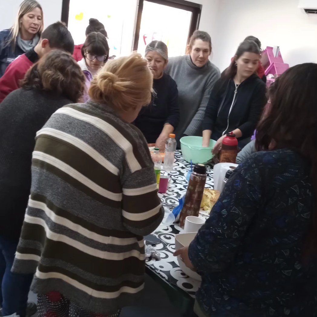 toniolo_marcela's tweet photo. Hoy en el #Cap8 junto a la Nutri y a la Comunidad de #CapitánBermudez aprendimos a cocinar pan casero.
Linda tarde compartida 🥖👬👫💪🏼🧑🍳
Momentos que nos hacen bien 🌈❤️
#Caseros https://t.co/x9lQNJxbKZ