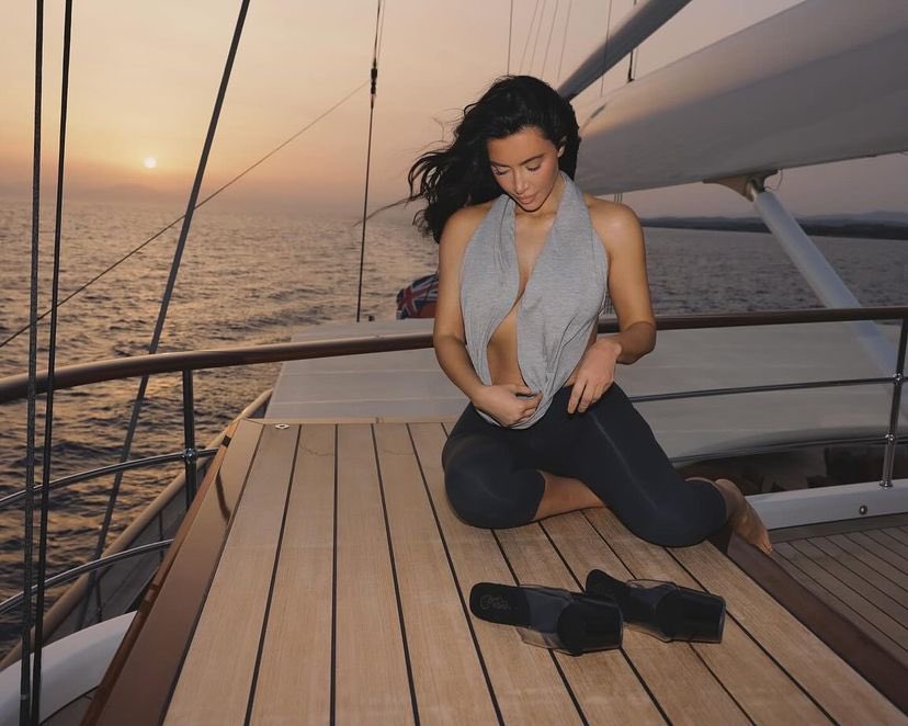 KimKardashian's tweet photo. sunset sail 🌅⛵️ https://t.co/Bo8QOJF1Pv