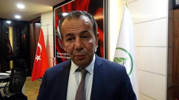 Derin_Devlettt's tweet photo. Arapça tabelaları kaldırıyorsunuz da İngilizce ve Fransızcayı niye kaldırmıyorsunuz @tanjuozcanchp ? https://t.co/KdyN7ZD46V