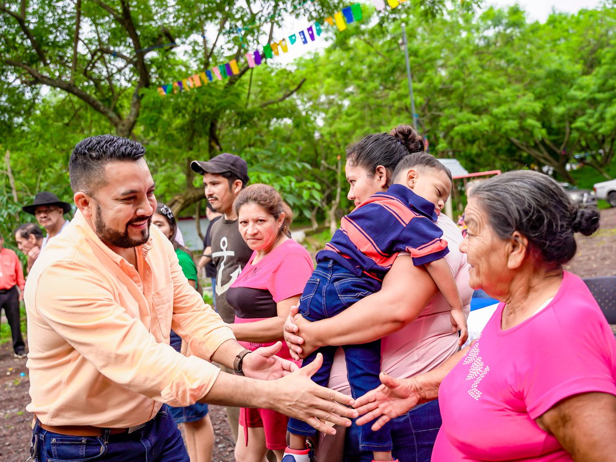 ALEXTORRES_SMC's tweet photo. Esta tarde, juramenté la ADESCO del caserío El Carreto de cantón El Volcán, sin duda, estamos marcando un punto de partida en el desarrollo de San Miguel Centro.

Antes, las juramentaciones eran solo un acto simbólico, pero ahora, con mi administración, trabajaremos de la mano. https://t.co/Yz8XB4ivw3