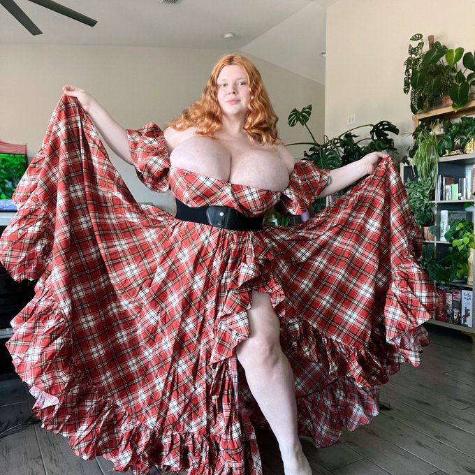 A little commotion for the dress please~ 🖤😌 https://t.co/XzSvYglvTi