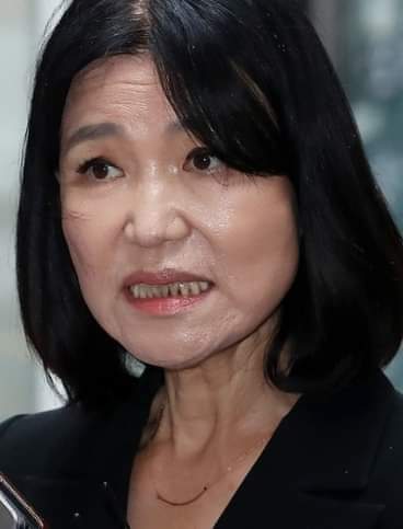 26% 정부에서
고위 완장 감투를 쓰면
자신의 이미지가 돌이 킬 수 없는 개엿된다는걸 알만 할 것인데~
국민은 알고 있는데~

더군다나 
방통위 완장은 더 더 더 엿되는디~