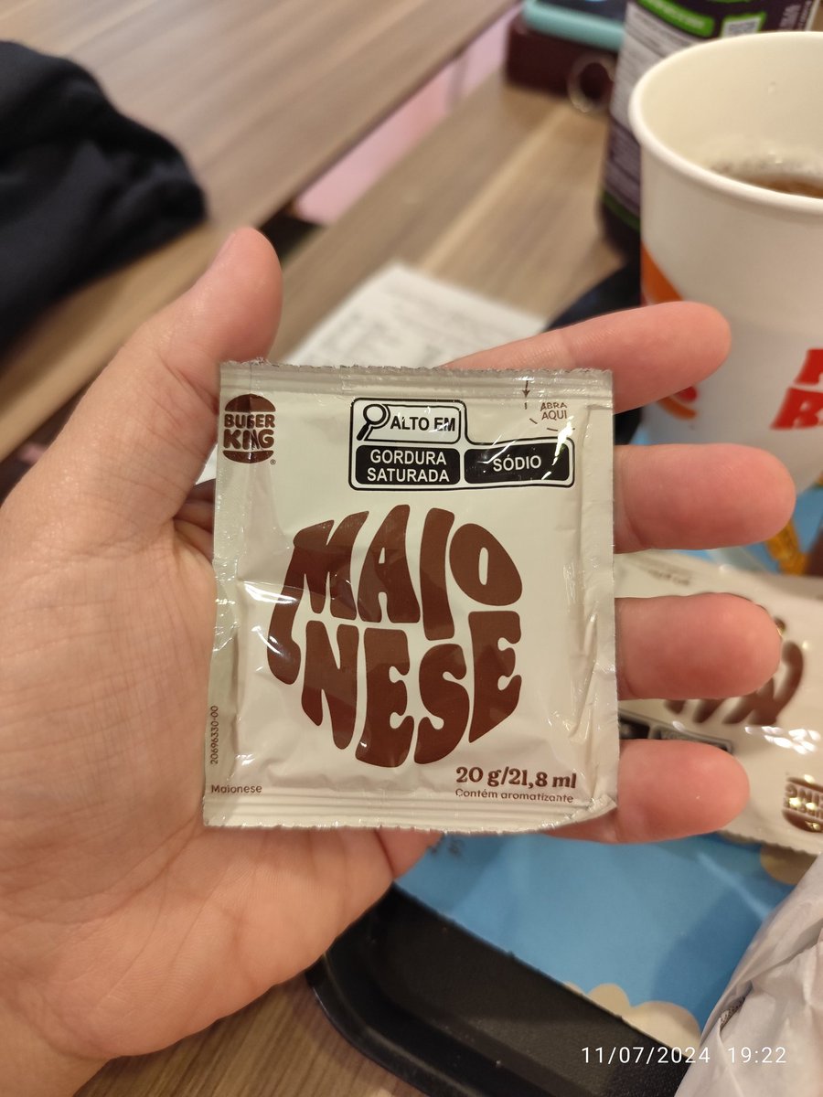 HugoSavaget's tweet photo. Vim no @BurguerKingBR e fui assaltado, pedi duas maioneses e como já haviam alguns anos que eu não comia aqui, não fazia ideia que estava 3,50 cada uma um sachê de 20gramas, isso da 175 reais o KG! https://t.co/6LmfDosK6p