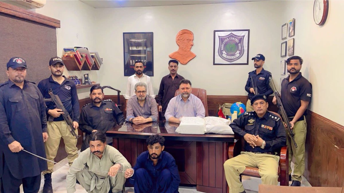 Imran_Babar95's tweet image. ایکسائز اینڈ نارکوٹکس کنٹرول ٹیم نے کورنگی میں کاروائی کرتے ہوئے 2 منشیات فروشوں کو گرفتار کرلیا، ملزمان کے قبضے سے اعلی کوالٹی کی 4 کلو آئیس اور 7 کلو چرس برآمد۔
ملزمان  کے خلاف مقدمہ الزام نمبر 21/2024 درج,
@sharjeelinam 
#NarcoticsCrackdown