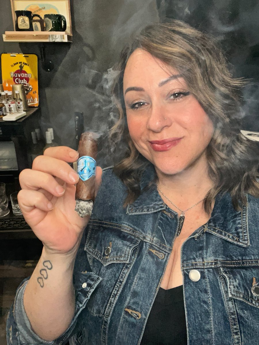 Jessicamb1978's tweet photo. Smoking ADVentura Blue Eyed Jacks Revenge from the @SmokeInnCigars of the month club! 
#adventuracigars #smokeinn https://t.co/5xboDSMEUR