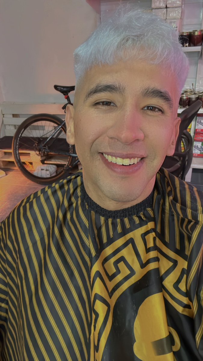 PochiParedes07's tweet photo. Mi nuevo look 🤙🏻🎉 https://t.co/A6niA8tVLU