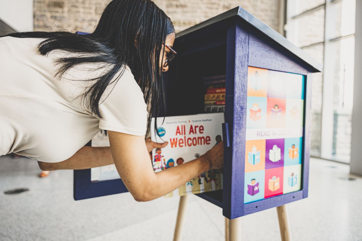 LtlFreeLibrary's tweet photo. Last month, #UnitedWay of Greater Niagara held a ribbon-cutting cutting ceremony for their #ReadinColor #LittleFreeLibrary at Henry J. Kalfas Elementary School in #NiagaraFalls! Learn more about the organization and their Read in Color journey: https://t.co/HgcMjvLlHs https://t.co/Q8CwRtQCWK