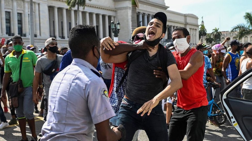 SanMemero's tweet photo. @Edisson_hilos Hola soy cubano y acá te dejo una foto de un día como hoy hace 3 años en el mismo lugar. 

El joven gritó libertad en esa calle donde te dices tan seguro.

En Cuba hay una dictadura, Cuba pasa hambre, miseria.

No la blanquees. https://t.co/pH05REad2R