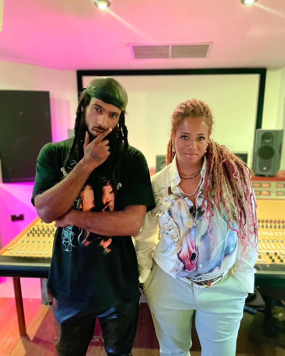 KelisTrends's tweet photo. .@Kelis in studio working on her new album https://t.co/Auv0Gfqw3x