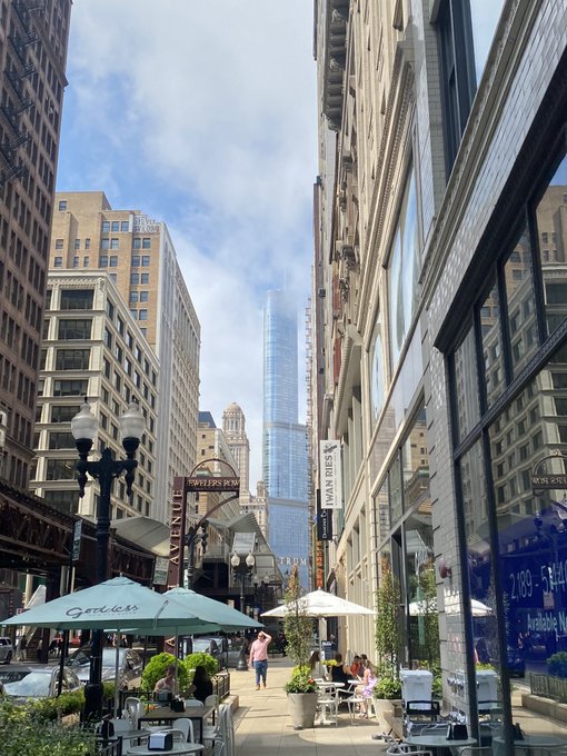 Been in some parts of Chicago Ian never been today 😭😭 https://t.co/3ZlnMSgq80