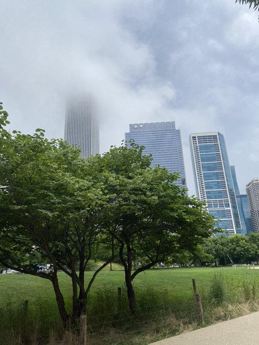 Been in some parts of Chicago Ian never been today 😭😭 https://t.co/3ZlnMSgq80