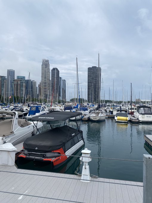 Been in some parts of Chicago Ian never been today 😭😭 https://t.co/3ZlnMSgq80