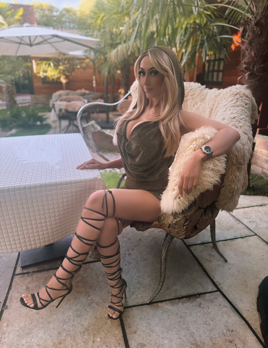 My Love Language is Money 💵. You can’t have me 😘. Like ✅Share ♻️, 
Comment 🔊Peasants . Do your duty 👊🏽