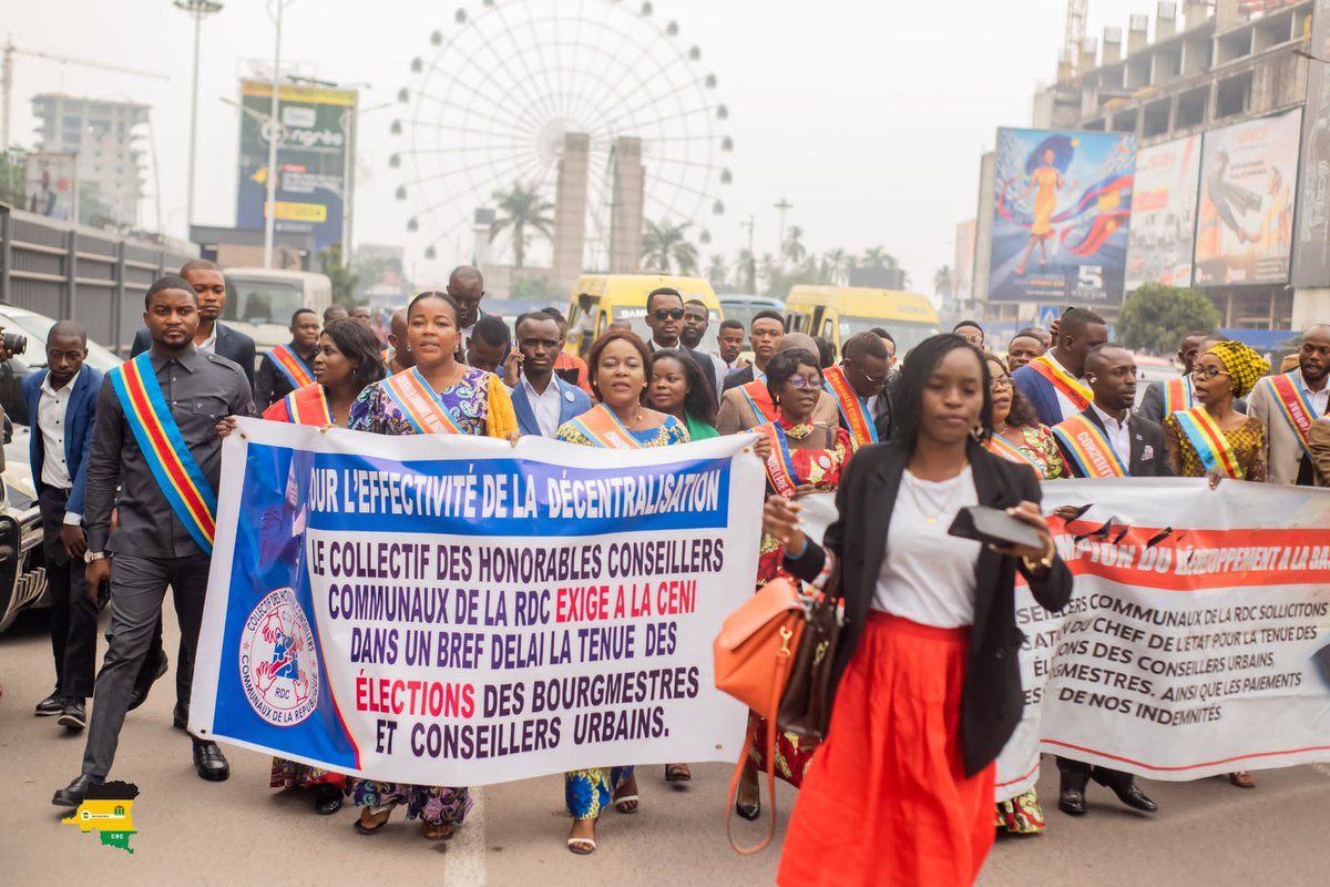 PeterKalala1's tweet photo. #RDC Jeudi 11 Juillet 2024, 

J 'ai participé activement à la manifestation organisée contre la Commission électorale nationale indépendante (CENI). Cette manifestation avait pour but de réclamer la tenue des élections des bourgmestres, une étape cruciale pour le bon fonctionnement de nos communes.
Je tiens à exprimer mon soutien à tous les conseillers communaux qui s'engagent activement pour le respect des processus démocratiques et l'organisation transparente des élections locales. Il est essentiel de rappeler que notre action est protégée par la loi et que nous devons continuer à œuvrer pour le bien-être de nos communautés.
Aux autorités compétentes,  Je souhaite rappeler les dispositions légales qui protègent les conseillers communaux dans l'exercice de leurs droits civiques, notamment lors des manifestations publiques. Selon l'article 45 de la loi n° 17/2002 relative aux entités territoriales décentralisées et à l'organisation de leurs compétences, les conseillers communaux bénéficient d'une protection particulière lorsqu'ils participent à des activités visant à défendre les intérêts de leurs électeurs et à promouvoir la démocratie locale. Cette protection inclut le Droit à la libre expression ,l' Immunité pour les actions officielles ainsi que la Protection contre l'intimidation .

Je condamne fermement le traitement dégradant dont ont été victimes les élus du peuple de la part des forces de l'ordre et j'en appelle à des sanctions.

J'ai dit...✍️