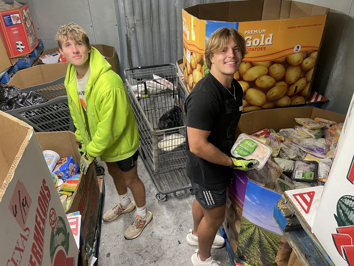 nhstigerfb's tweet photo. Servant Leadership! It’s about putting others first! Today several of our seniors had the privilege of serving at the Regional Food Bank of Oklahoma. Grateful for a group of guys who see the need and choose to meet it! #servantleadership #tigersserve #life  #VolunteerRFBO https://t.co/jkr63Keh8N