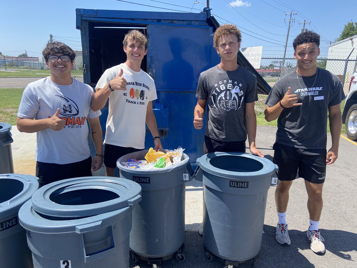 nhstigerfb's tweet photo. Servant Leadership! It’s about putting others first! Today several of our seniors had the privilege of serving at the Regional Food Bank of Oklahoma. Grateful for a group of guys who see the need and choose to meet it! #servantleadership #tigersserve #life  #VolunteerRFBO https://t.co/jkr63Keh8N